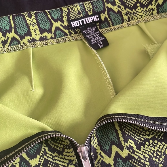 2019 Hot Topic Green Snake Pattern Zip Up Skirt - Picture 6 of 10